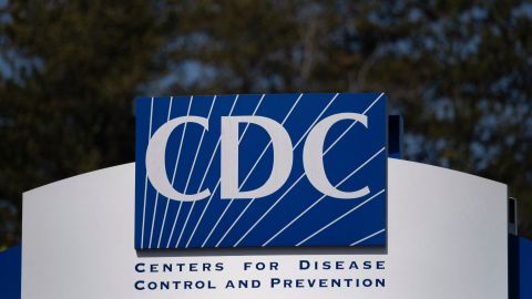 El anuncio de Kennedy sorprendió al personal de los CDC, que no fue informado del cambio en la política de vacunación contra la covid-19 antes que la decisión se hiciera pública.