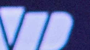 Jake Paul (L) realiza un gesto frente a Julio César Chávez Jr. (R).