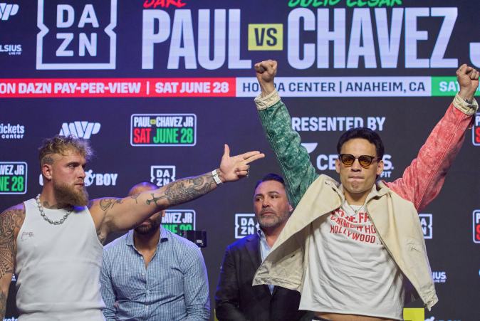 Jake Paul (L) realiza un gesto frente a Julio César Chávez Jr. (R).