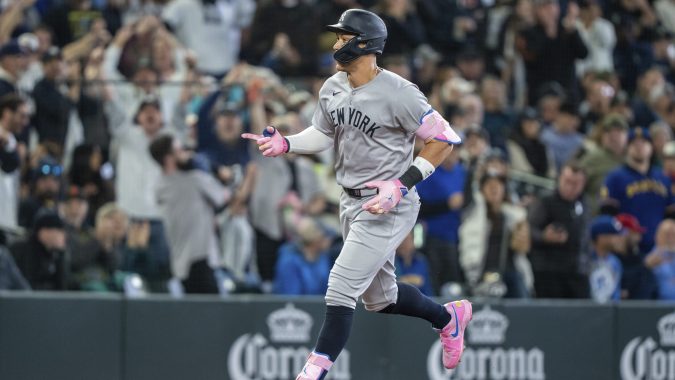 Aaron Judge recorre las bases tras conectar su jonrón 15 del 2025.