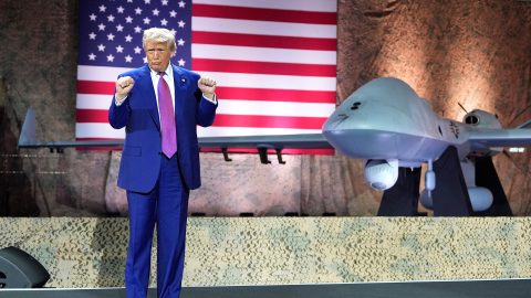 El presidente Donald Trump gesticula con un dron MQ-9 Reaper de fondo en la base aérea Al Udeid, el jueves 15 de mayo de 2025, en Doha, Catar.