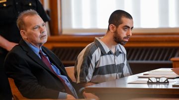 Hadi Matar y el defensor público Nathaniel Barone se sientan en el tribunal del condado de Chautauqua en Mayville, Nueva York.
