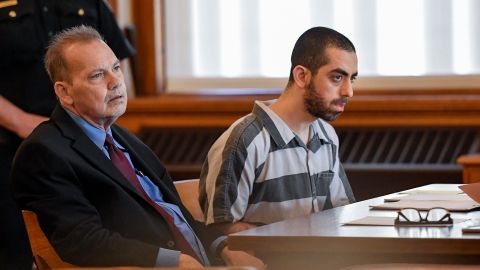 Hadi Matar y el defensor público Nathaniel Barone se sientan en el tribunal del condado de Chautauqua en Mayville, Nueva York.