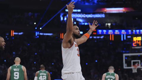 Karl-Anthony Towns alienta a los fans del Madison Square Garden de Nueva York durante la primera mitad del sexto juego de la serie entre los Knicks y los Boston Celtics.