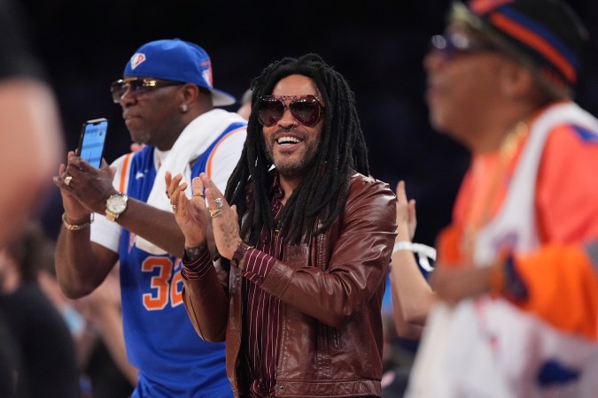 El cantante Lenny Kravitz y el cineasta Spike Lee (der.) no dejaron de sonreír y celebrar en el juego ganado por los Knicks para avanzar a la serie final de la Conferencia Este de la NBA.