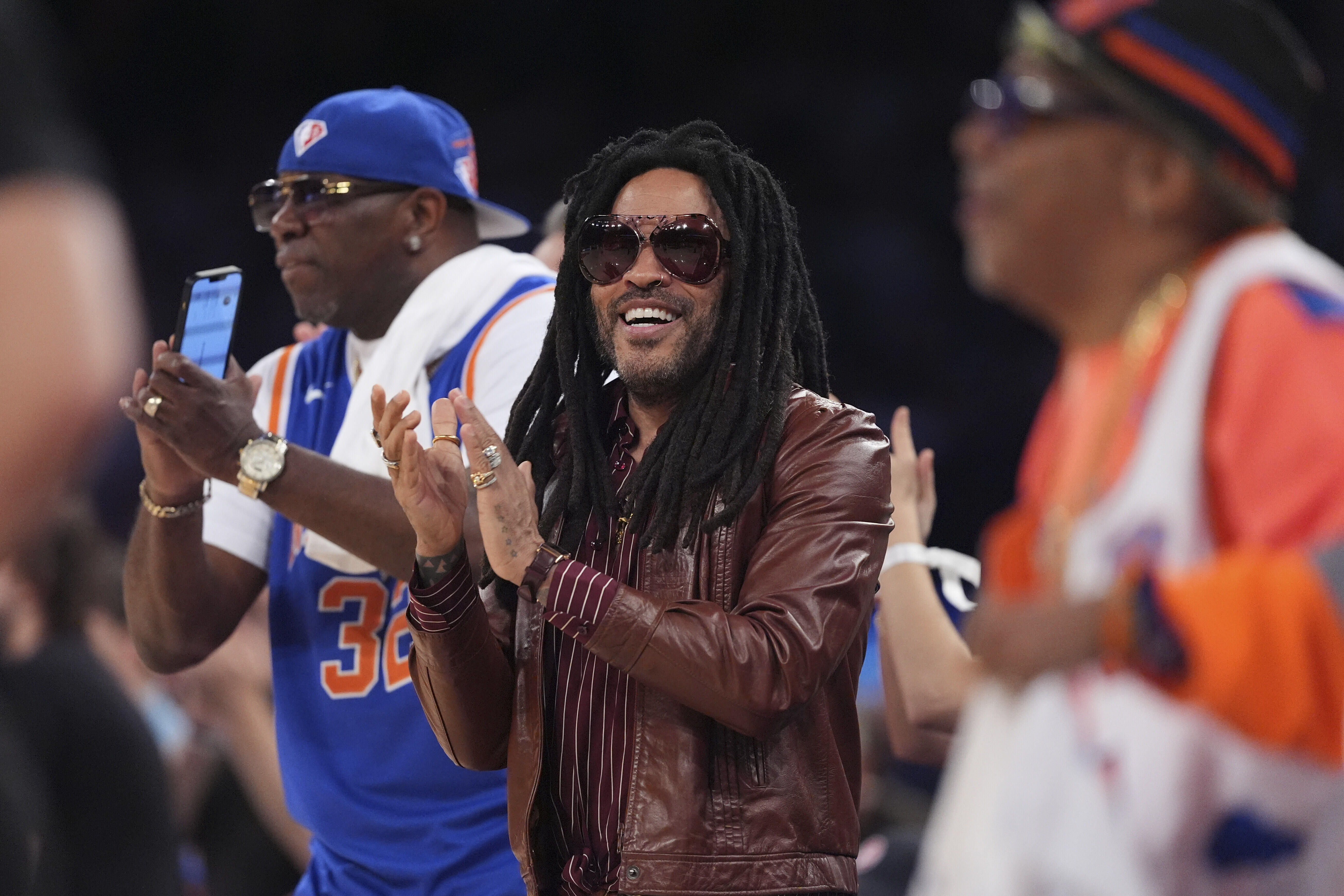El cantante Lenny Kravitz y el cineasta Spike Lee (der.) no dejaron de sonreír y celebrar en el juego ganado por los Knicks para avanzar a la serie final de la Conferencia Este de la NBA.