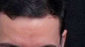 El presidente de Ucrania, Volodymr Zelensky, y el vicepresidente J. D. Vance se saludan en una misa en la Plaza de San Pedro.