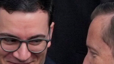 El presidente de Ucrania, Volodymr Zelensky, y el vicepresidente J. D. Vance se saludan en una misa en la Plaza de San Pedro.