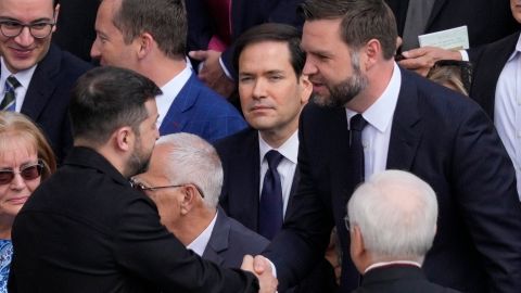 El presidente de Ucrania, Volodymr Zelensky, y el vicepresidente J. D. Vance se saludan en una misa en la Plaza de San Pedro.