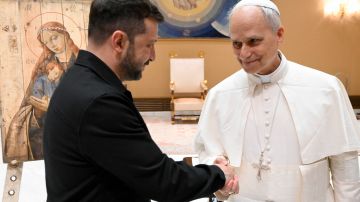 Zelensky junto al papa León XIV.