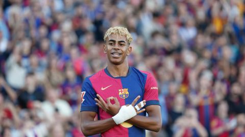 Lamine Yamal celebra tras marcarle al Villarreal en LaLiga española.
