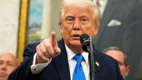 El presidente Donald Trump habla durante un evento para entregar un premio a agentes del orden en la Oficina Oval de la Casa Blanca, el lunes 19 de mayo de 2025.