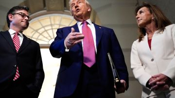 Trump junto a Mike Johnson y la representante republicana, Lisa McClain.