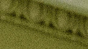 El presidente Donald Trump (centro) es acompañado por el presidente de la Cámara de Representantes, Mike Johnson (republicano por Luisiana), a la izquierda, al salir del Capitolio tras una reunión con la Conferencia Republicana de la Cámara de Representantes, el martes 20 de mayo de 2025, en Washington.