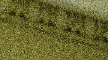 El presidente Donald Trump (centro) es acompañado por el presidente de la Cámara de Representantes, Mike Johnson (republicano por Luisiana), a la izquierda, al salir del Capitolio tras una reunión con la Conferencia Republicana de la Cámara de Representantes, el martes 20 de mayo de 2025, en Washington.