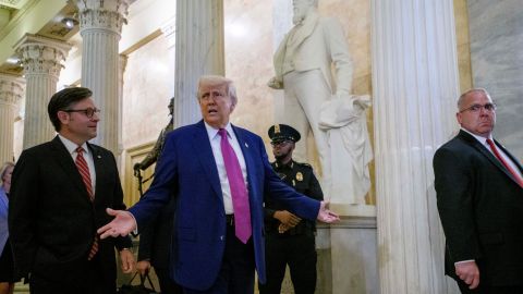 El presidente Donald Trump (centro) es acompañado por el presidente de la Cámara de Representantes, Mike Johnson (republicano por Luisiana), a la izquierda, al salir del Capitolio tras una reunión con la Conferencia Republicana de la Cámara de Representantes, el martes 20 de mayo de 2025, en Washington.