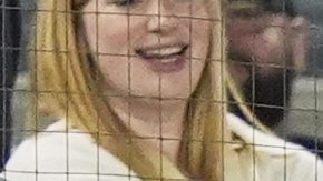 El umpire de tercera base sentencia como out la atrapada de Peraza.