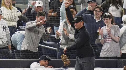El umpire de tercera base sentencia como out la atrapada de Peraza.