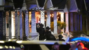 La policía estatal de Luisiana entra en una casa en la calle North Galvez mientras persigue a un fugitivo que escapó de una cárcel de Nueva Orleans, el martes 20 de mayo de 2025.