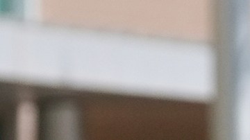 Policías de ICE y HSI se dirigen a un tribunal de inmigración para detener a una persona.