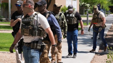 Policías de ICE y HSI se dirigen a un tribunal de inmigración para detener a una persona.