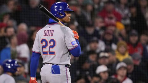 Juan Soto se marcha al dugout tras ser ponchado ante Boston Red Sox.