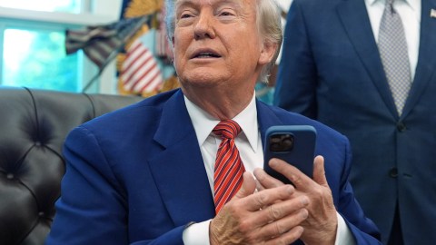 Trump tuvo una llamada con una hija de los Chrisley, Savannah, en la que le anuncia que dará "clemencia total" a sus padres.