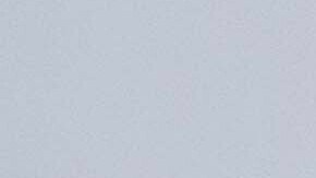 Los rescatistas extinguen el incendio de una casa destruida por un ataque ruso en la aldea de Markhalivka, región de Kiev.