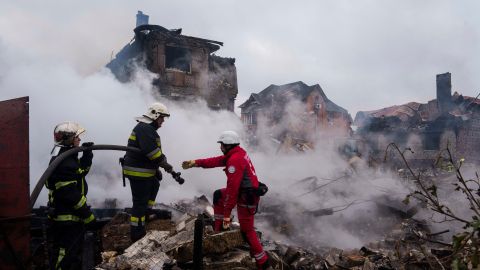 Los rescatistas extinguen el incendio de una casa destruida por un ataque ruso en la aldea de Markhalivka, región de Kiev.