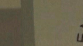 En esta imagen tomada de un video, el presidente de Francia, Emmanuel Macron, se prepara para desembarcar de un avión a su llegada a Hanoi, Vietnam, el domingo 25 de mayo de 2025.