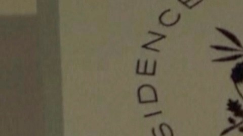 En esta imagen tomada de un video, el presidente de Francia, Emmanuel Macron, se prepara para desembarcar de un avión a su llegada a Hanoi, Vietnam, el domingo 25 de mayo de 2025.