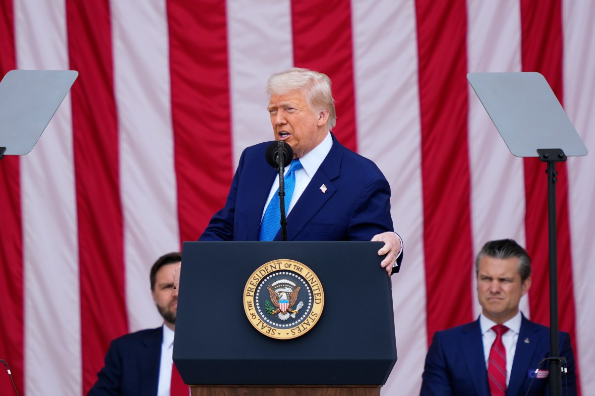 Trump contempla retirar otros $3,000 millones de dólares en subvenciones a Harvard