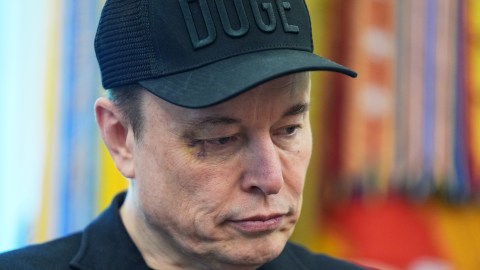 Es difícil que a una persona la asocien con esas políticas tóxicas de Trump, pero hay que recordar que Musk es el mismo hombre que estaba en el escenario con una motosierra.