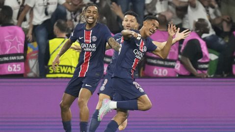 Jugadores del PSG celebran el segundo gol de Desiré Doué (R) ante Inter Milán en la final de la Champions League 2025.