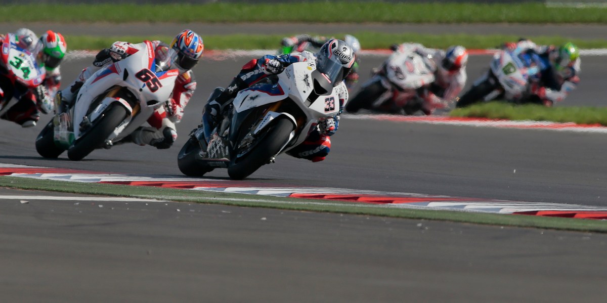 Dos pilotos fallecieron tras accidente en plena carrera del Campeonato Británico de Superbikes