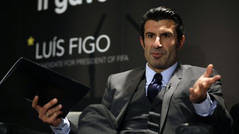 Luis Figo se encara con un aficionado del FC Barcelona por llamarlo "traidor" [Video]