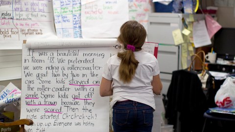 Niña hispana toma una clase de inglés en escuela de Las Vegas