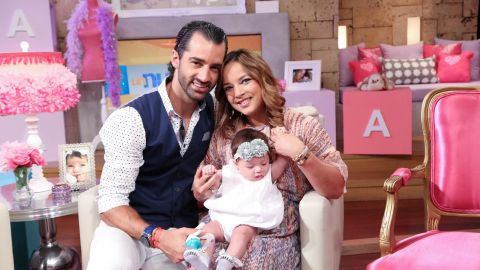 Adamari López y Toni Costa con su hija.