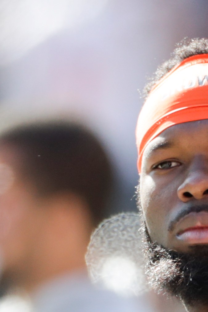 El linebacker externo de los Cleveland Browns, Adarius Taylor (57), se encuentra en la banda durante la primera mitad de un partido de la NFL contra los Seattle Seahawks, el domingo 13 de octubre de 2019, en Cleveland. (Foto AP/Ron Schwane)
