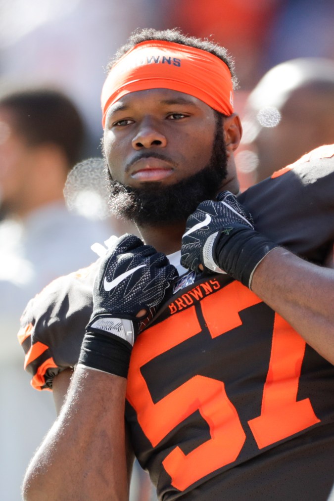 El linebacker externo de los Cleveland Browns, Adarius Taylor (57), se encuentra en la banda durante la primera mitad de un partido de la NFL contra los Seattle Seahawks, el domingo 13 de octubre de 2019, en Cleveland. (Foto AP/Ron Schwane)