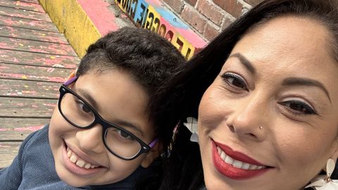 Migrantes como la venezolana Adriana Malavé, experta en marketing digital, tiene claro que es "saludable" restringir el uso de la tecnología de su hijo de 10 años.