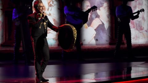 Alejandro Fernández habló con los medios sobre los narcocorridos.