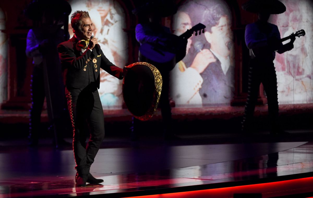 Alejandro Fernández opina sobre la polémica de los narcocorridos: "Hay derecho de expresión"