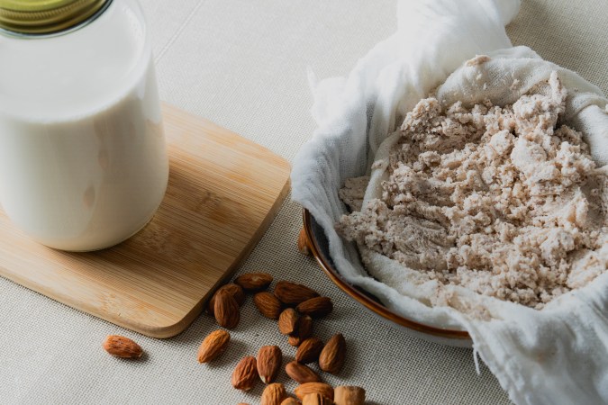 Las almendras aporta una gran cantidad de nutrientes a las leches vegetales.