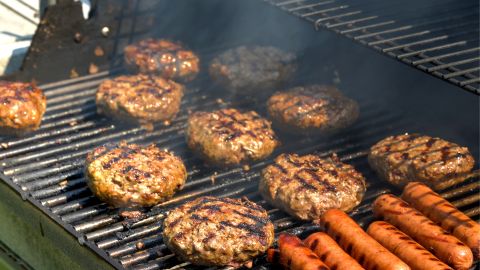 Aprende a calcular la cantidad de carne que debes servir con comensal en una barbacoa.