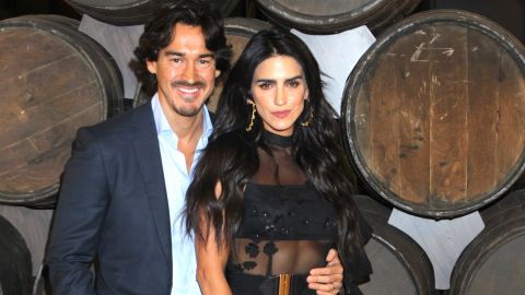 Bárbara de Regil acompañada de su esposo.