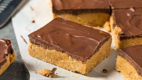 Las barritas de maní y chocolate son un impulso de energía.