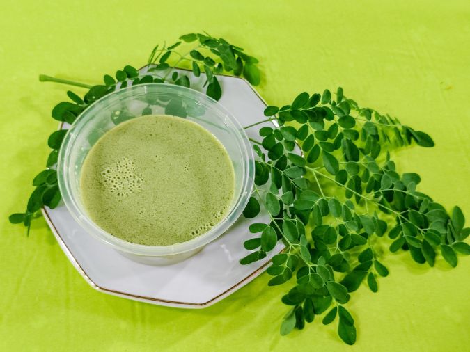 El polvo de moringa se puede agregar a infusiones, tés y otros alimentos.