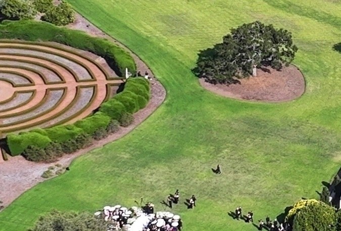 La villa está construida en un lote de 23 acres.