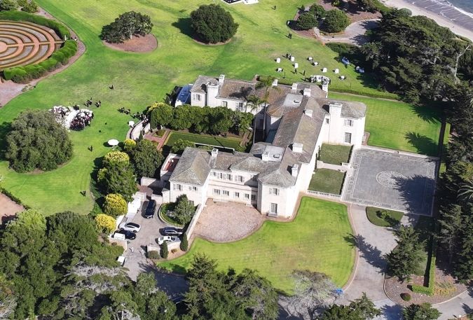 La villa está construida en un lote de 23 acres.